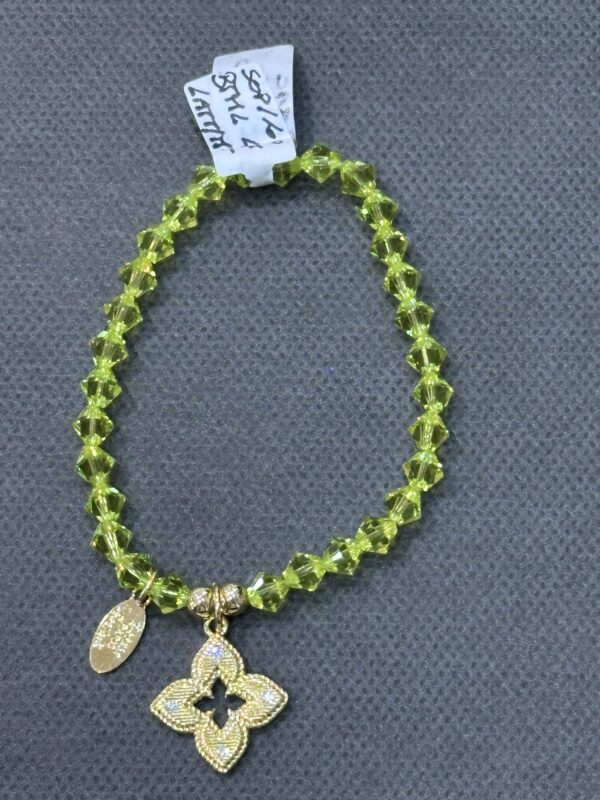Sophie Goetsch - Bracelet élastique cristal vert  collection matcha latte – Image 2